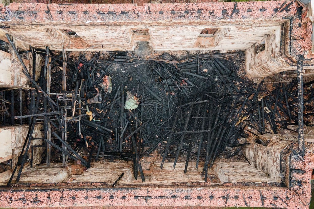 Die Ruine des Kirchenschiff der evangelischen Stadtkirche in Großröhrsdorf nach einem Großbrand.
