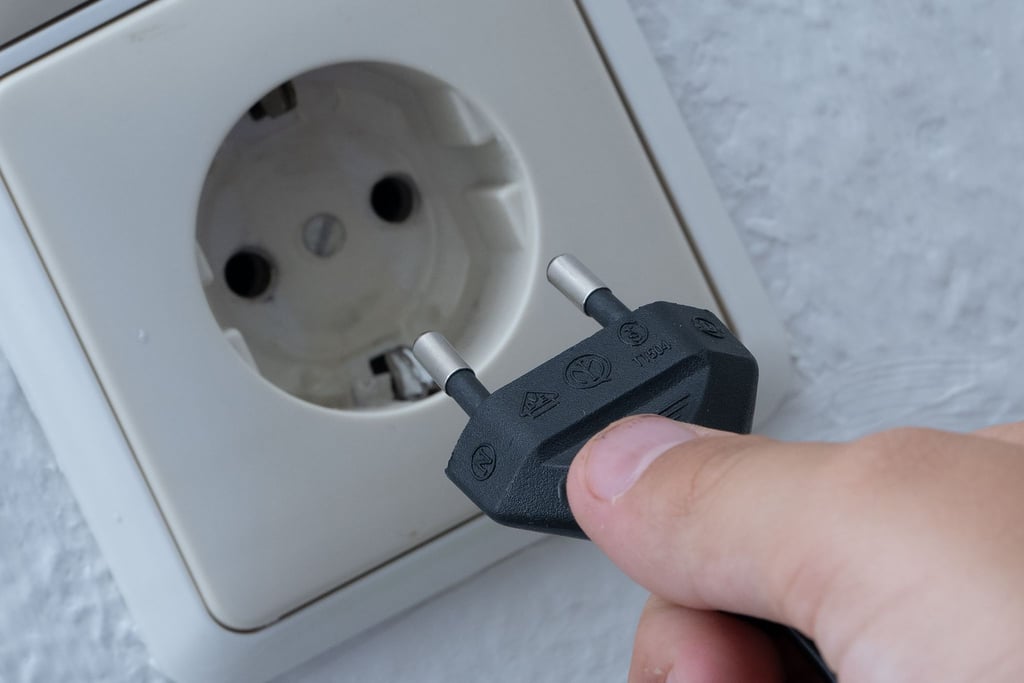 Eine Frau hat während einer Zugfahrt einen Stromschlag durch eine manipulierte Steckdose erlitten.