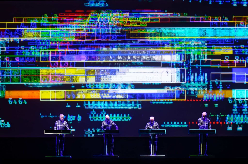 Die Band Kraftwerk bei einem Konzert 2022 in Bonn.
