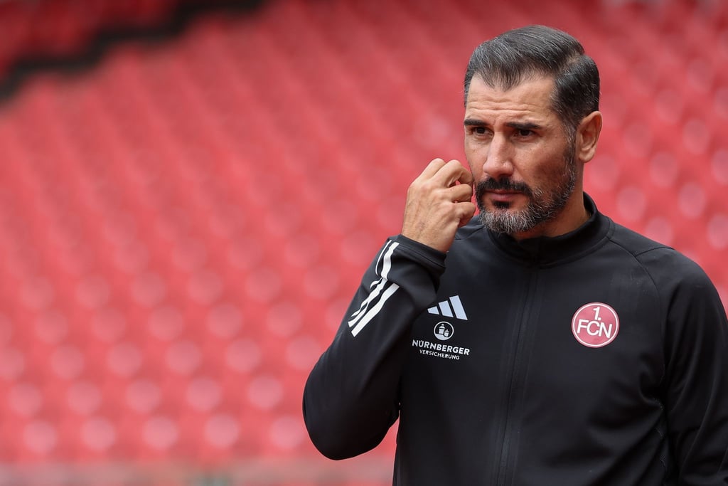 Der Nürnberger Trainer Cristian Fiel steht vor Spielbeginn auf dem Platz.