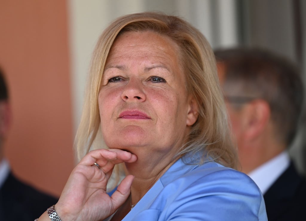 Nach Kritik verteidigt Bundesinnenministerin Nancy Faeser ihren Plan für eine leichtere Abschiebung von Clan-Mitgliedern.