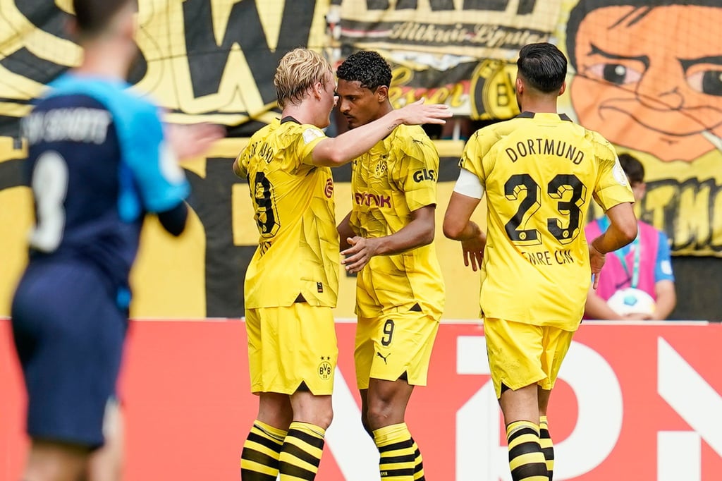 Sie machten die Dortmunder Ansprüche früh deutlich: die Torschützen Sébastien Haller (m) und Julian Brandt (l).