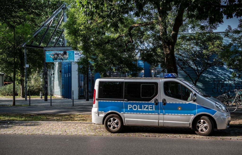 Ein Polizeifahrzeug steht am Sommerbad Neukölln am Columbiadamm.