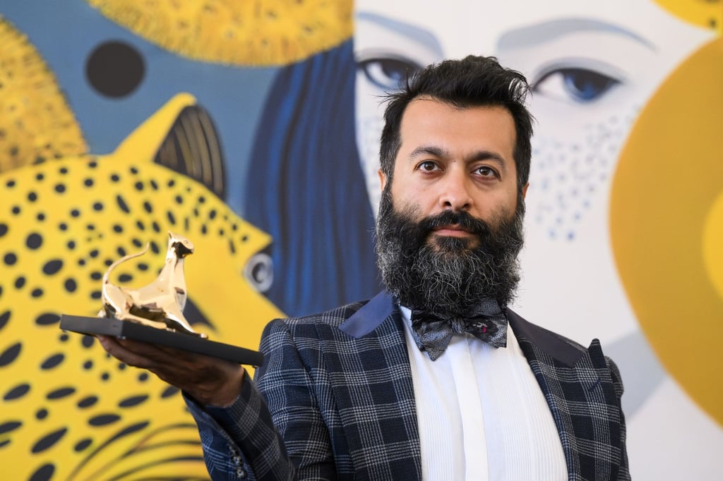 Sina Ataeian Dena, Filmproduzent aus Iran, gewinnt mit „Mantagheye bohrani (Critical Zone)“ des Regisseurs Ali Ahmadzadeh den Goldenen Leoparden.