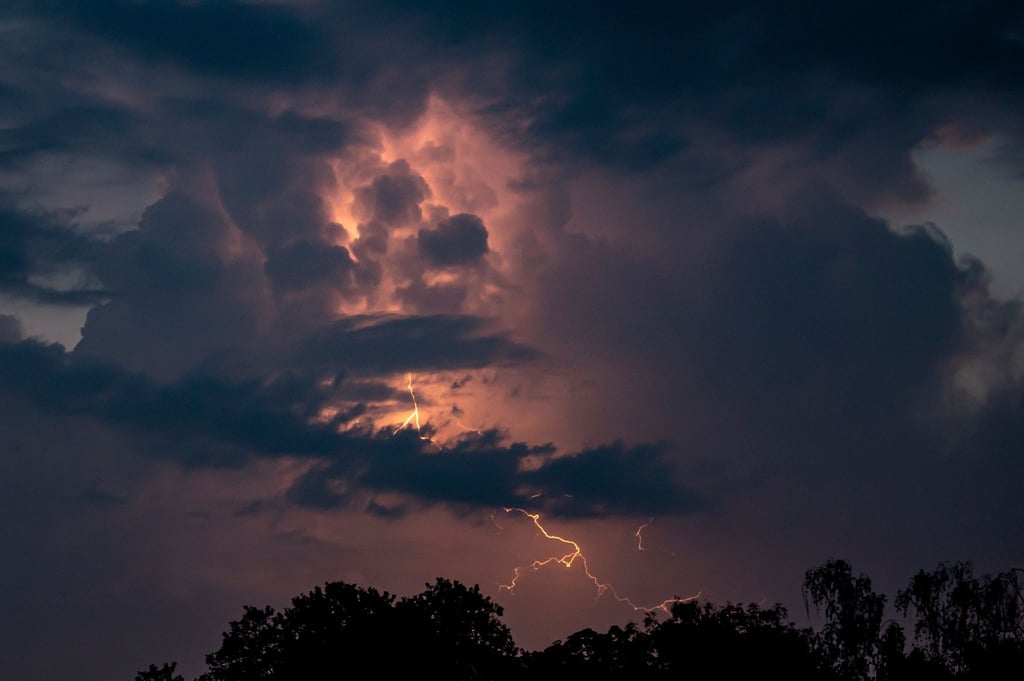 Der Deutsche Wetterdienst warnt für mehrere Landkreise in Sachsen-Anhalt vor schweren Gewittern am frühen Samstagabend.