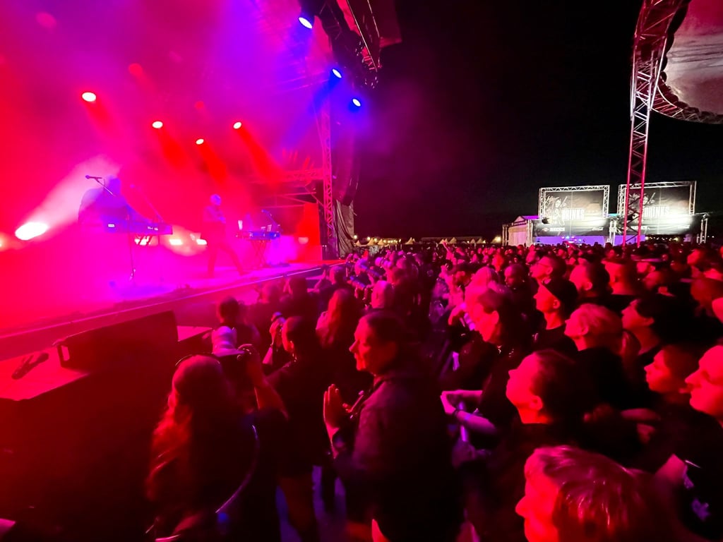 Beim Gothic-Festival M'era Luna 2022 ist die Band COVENANT auf der Bühne.