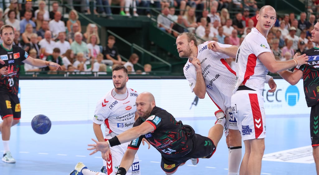 Spektakuläre Flugeinlage von Oscar Bergendahl (M.) im Finale gegen Aalborg: Der Einsatz des Schweden wurde belohnt. Mit dem SCM gewann er die Premiere des So-Tech Cups in Halle (Westfalen).
