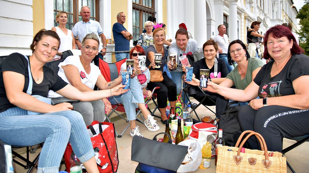 Diese Frauengruppe aus Gommern kam gut vorbereitet. Mit Campingstühlen, Kaiser-Bechern und Verpflegung verfolgten sie das Konzert des Schlagerstars vor dem Landtagsgebäude. Zur Not wären auch Regencapes im Gepäck. Doch es blieb trocken.