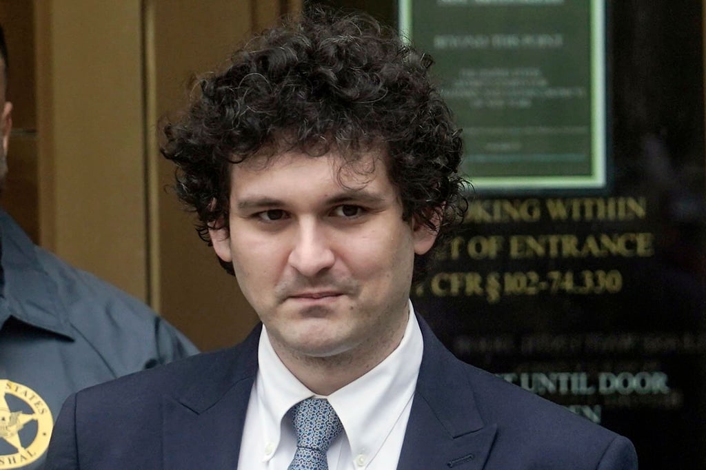 FTX-Gründer Sam Bankman-Fried verlässt ein Bundesgericht in Manhattan, New York.
