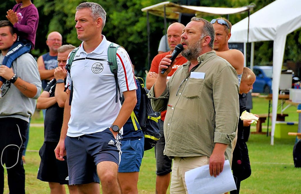 Immer in Action: Matthias Polep, der die Besucher ständig über sämtliche Spielergebisse informierte oder wie hier, gerade neue Teams begrüßte.
