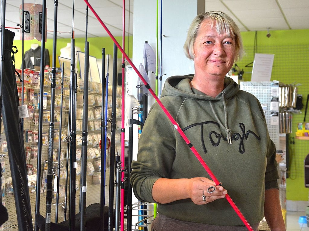 Yvonne Krause hat 2020 den Angelladen im Schwarzen Weg in Schönebeck übernommen. Neben Menschen aus der Region kaufen auch viele Touristen bei ihr Angelzubehör und Köder.