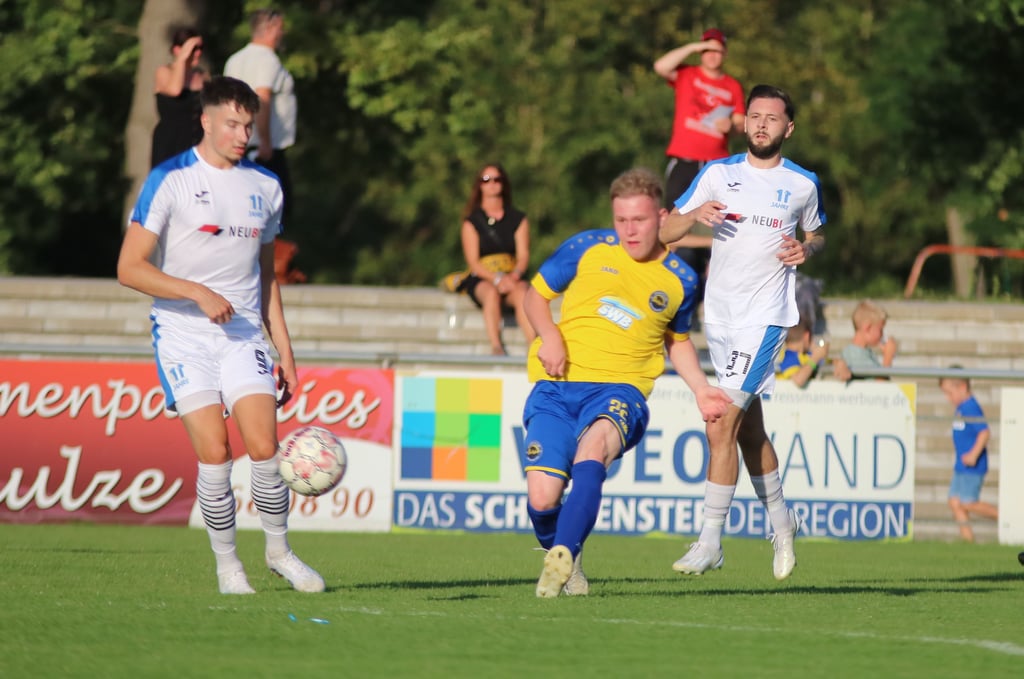Till Raeck (am Ball) hat die Gelb-Rote Karte gesehen.