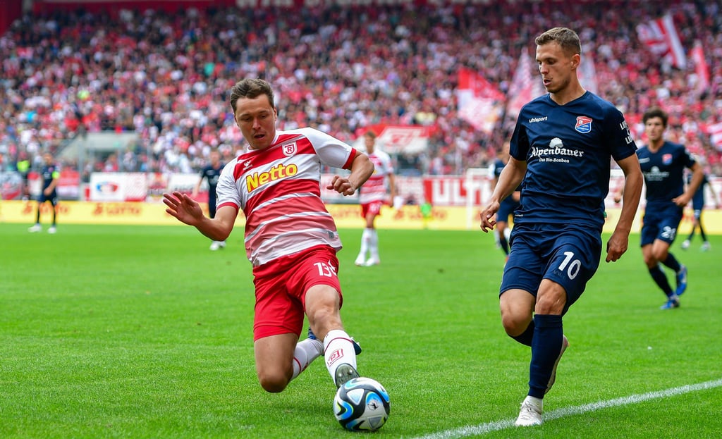Spielte in der Vorsaison noch beim 1. FC Magdeburg: Alexander Bittroff vom SSV Jahn Regensburg (l.), hier im Zweikampf mit Sebastian Maier (Unterhaching)