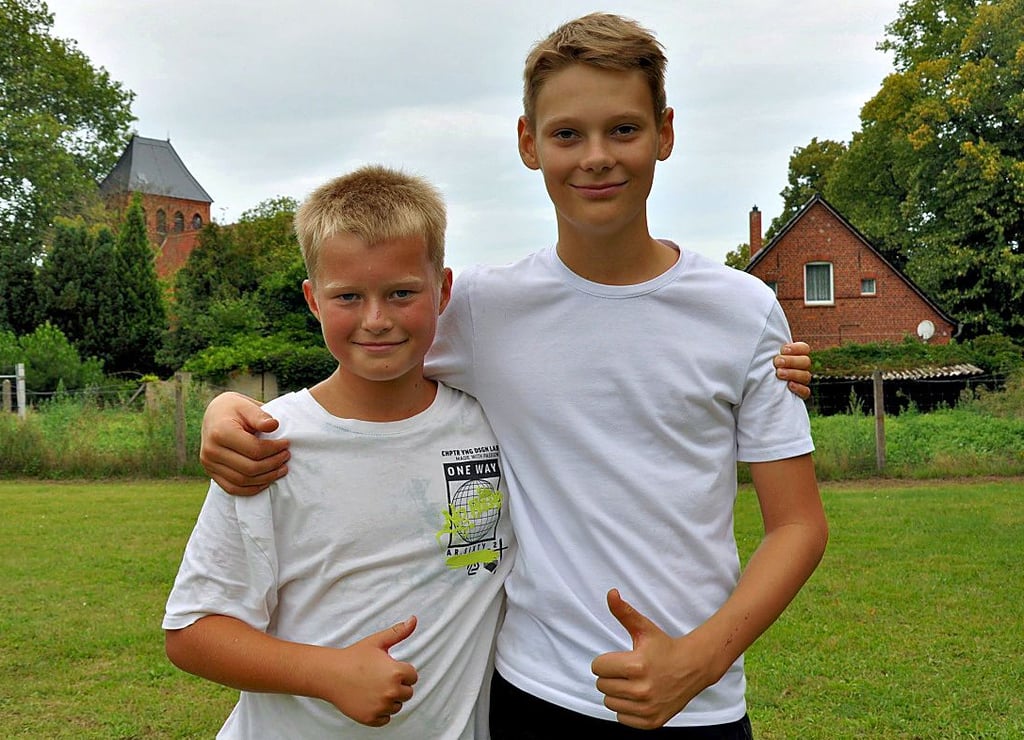 Hatten Spaß beim Dorffest: die Cousins Ilai (linkls) und Julian, die bei ihren Großeltern einige Ferientage in Rohrbeck verbringen.