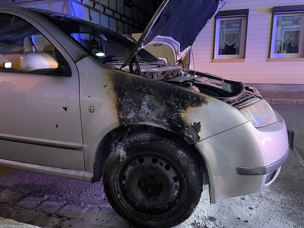 In Wernigerode brannte in der Nacht ein Auto - Anwohner löschten die Flammen.