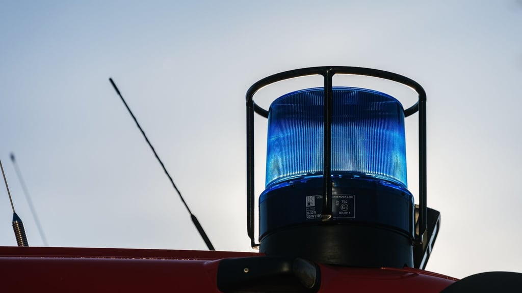 Ein Blaulicht auf dem Dach eines Einsatzfahrzeugs der Feuerwehr.