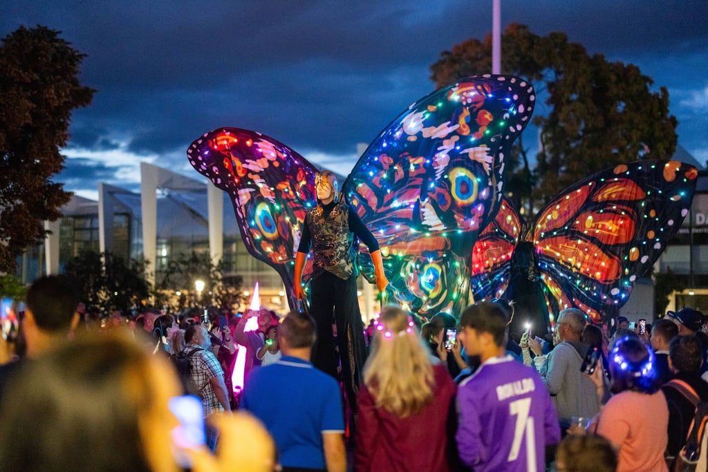 Stelzenläufer im Schmetterlingskostüm begeistern die Besucher im egapark zum Lichterfest.