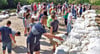 Viele Freiwillige halfen im Juni 2013 beim Füllen und Stapeln von Sandsäcken, die an den durchgeweichten Deichen zum Schutz vor dem Hochwasser benötigt wurden.  Unter den Helfern waren auch zahlreiche Einwohner Genthins und sowie aus den Nachbargemeinden Elbe-Parey und Jerichow. 