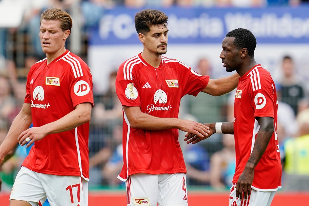 Berlins Torschütze Sheraldo Becker (r) jubelt mit Mannschaftskollegen über das Tor zum 0:2.