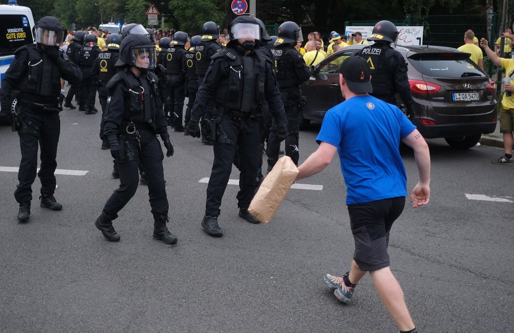 Nach dem Fußballspiel Lok Leipzig gegen Eintracht Frankfurt im Rahmen des DFB-Pokals kam es zu Auseinandersetzungen zwischen den Leipziger Fans und der Polizei.