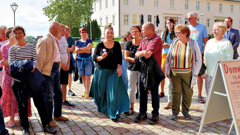 Wenn ein großes Fest im Dom ist, lädt die Havelbergerin Simone Dülfer zur „Sagenhaften Domführung“ ein. Zu Festbeginn werden Besucher mit „verführerischen“ handgefertigten Einladungen auf diese besondere Führung aufmerksam gemacht.