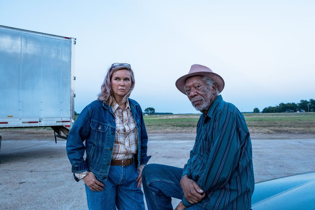 Die Truckerin Rose (Veronika Ferres) und Detective Gerick (Morgan Freeman) in einer Szene des Films „Paradise Highway“.