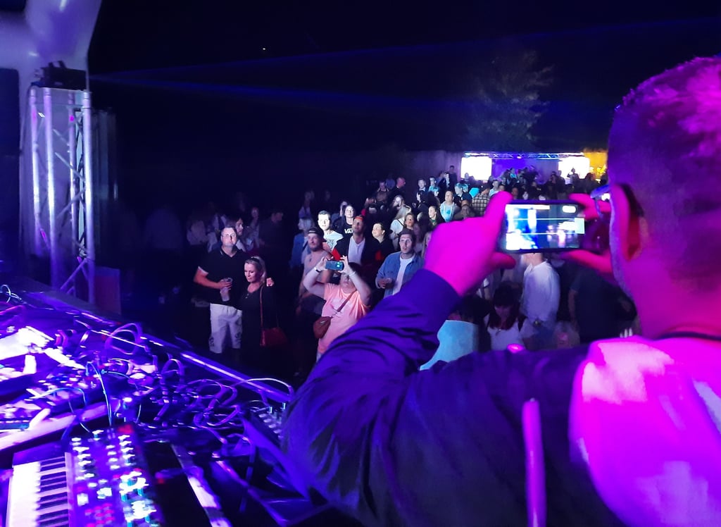 Klangphase in Stendal - ein Blick von der Hauptbühne ins Publikum: Das Techno Open Air hat die verlassene Industriebrache im Langen Weg 52 wieder mit Leben gefüllt.