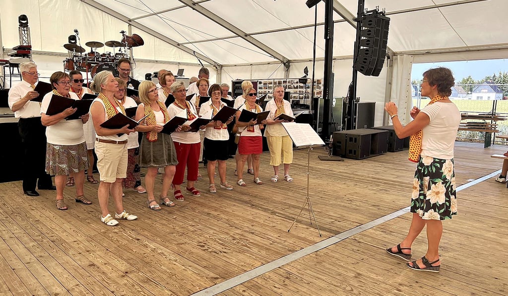 Auch in diesem Jahr wird der Gemischte Chor Egeln, wie hier mit Dirigentin Andrea Rokus 2022 in Borne, wieder beim Tag der Egelner Mulde eine Kostprobe seines Könnens geben.