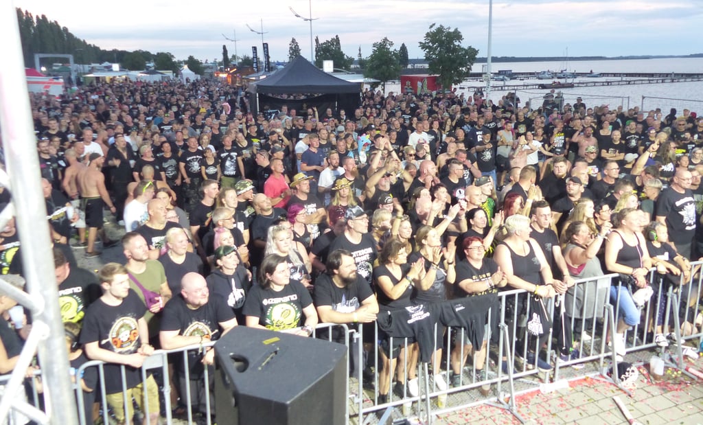 Die Fans vor der Bühne feierten nicht nur die Lokalmatadoren, sondern auch die anderen Band, die zum Fesival gekommen waren.