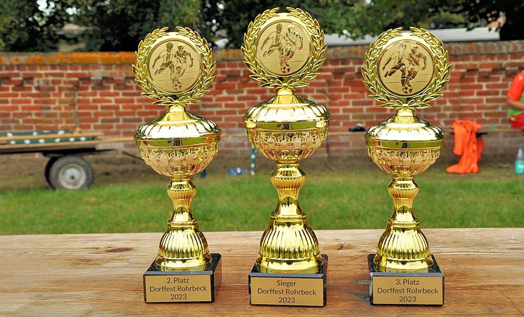 Das Fußballturnier hat schon eine Tradition zum Rohrbecker Dorffest. Die besten drei Mannschaften durften sich über Pokale freuen.