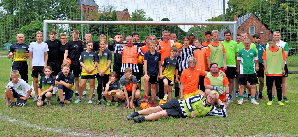 Helmut Sasse (links) ist der Organisator des Fußballturniers, das auf Kleinfeld stattfindet. Alle Teams hatten ihre Freude.