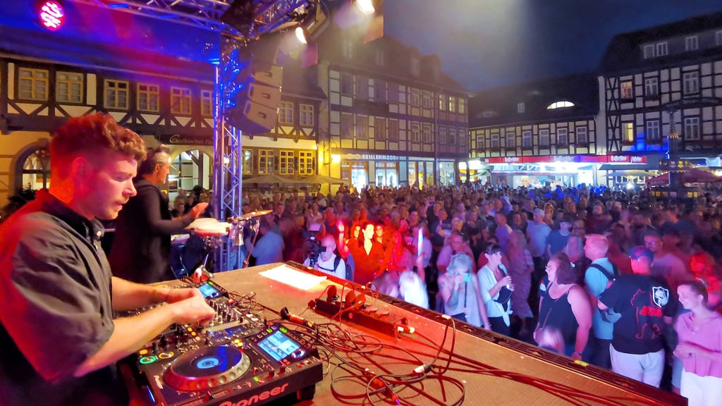 Bereits im vorigen Jahr sorgten DJ Felix Schrader und Guru Da Beat (von links) für Partystimmung beim Wernigeröder Altstadtfest.