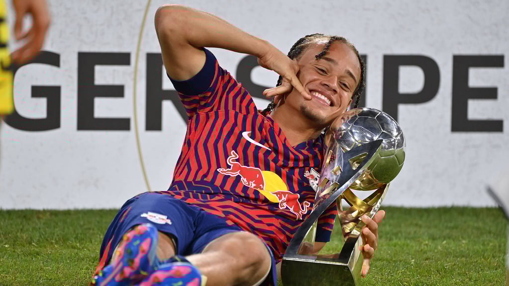 Anruf daheim? RB-Zugang Xavi Simons mit dem ersten Pokal.