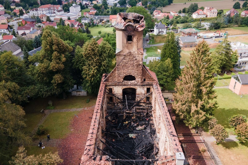Die Ruine der evangelischen Stadtkirche in Großröhrsdorf nach einem Großbrand.