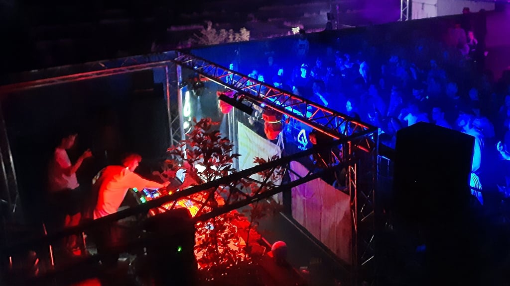 Vor der kleinen Bühne wurden als Schutz für die DJs, aber auch als Deko-Element, Bauzäune aufgestellt.