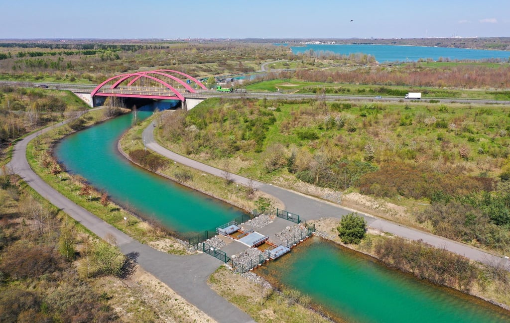 Ein massiver Wall sperrt den Störmthaler Kanal zwischen dem Markkleeberger und dem Störmthaler See ab.