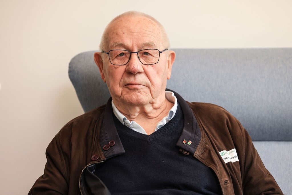 Armin Maiwald sitzt vor einer Veranstaltung auf einem Sofa.
