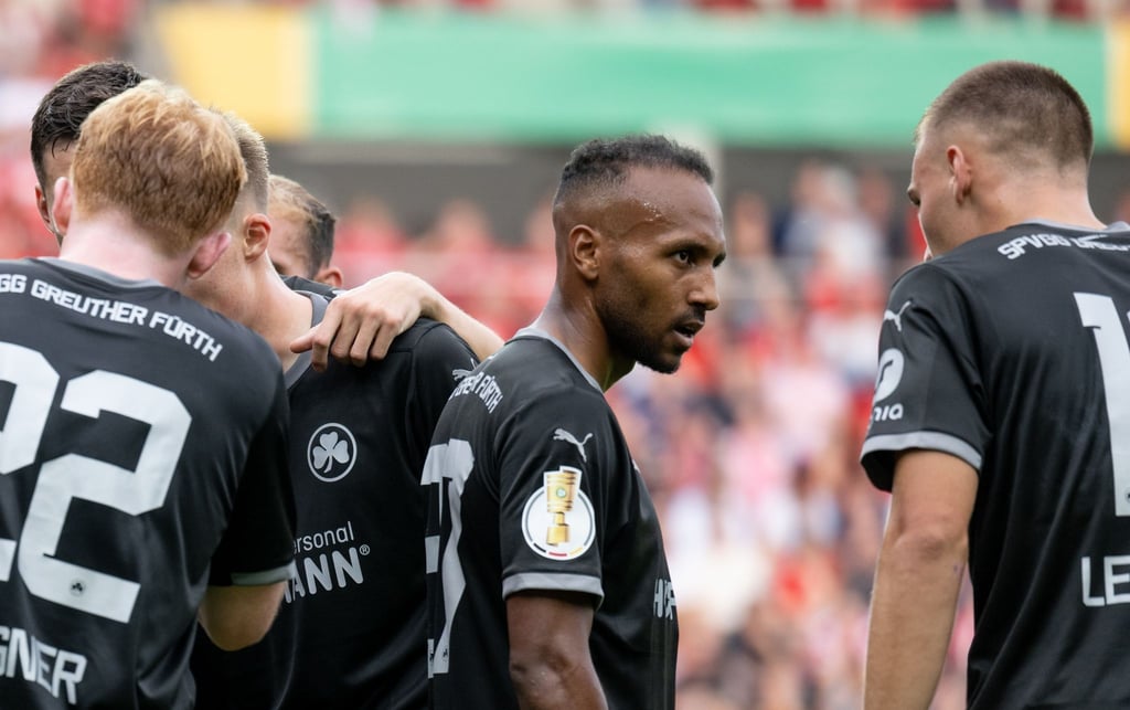 Soll beim Fürther Sieg in Halle rassistisch beleidigt worden sein: Julian Green (2.v.r).