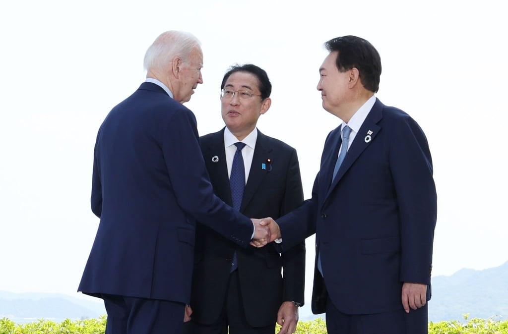 US-Präsident Joe Biden (l) trifft im August mit Japans Regierungschef Fumio Kishida und dem südkoreanischen Präsidenten Yoon Suk Yeol (r) zu einem Gipfeltreffen zusammen.