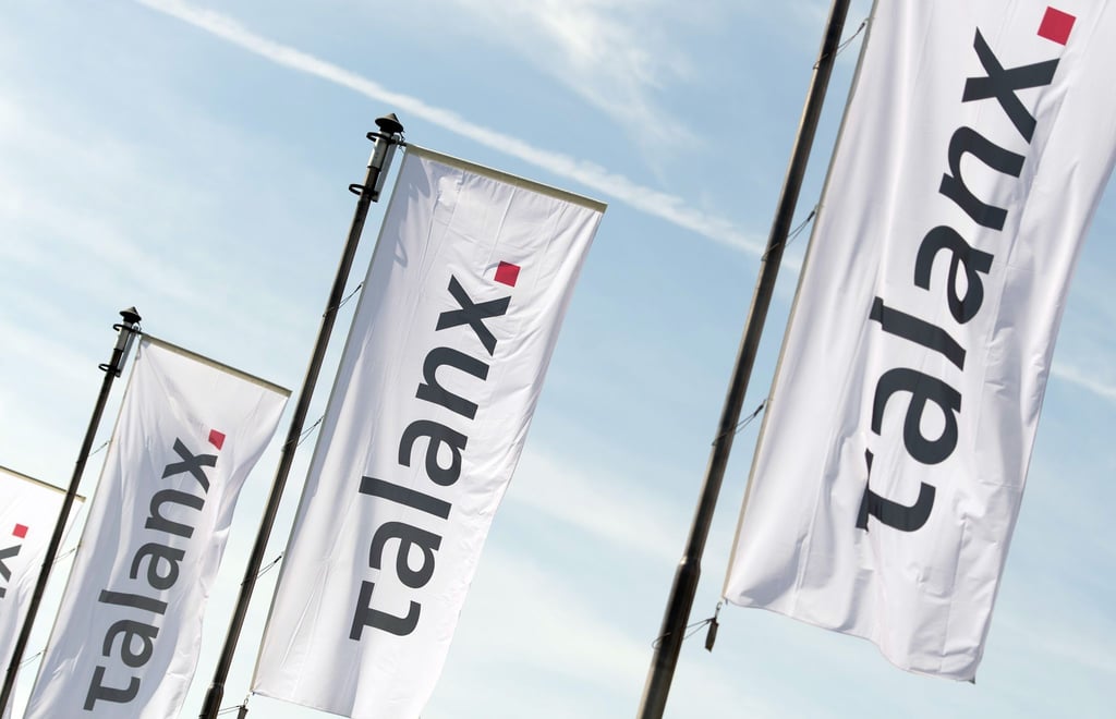 Fahnen der Talanx AG wehen bei der Hauptversammlung des Versicherungskonzerns.