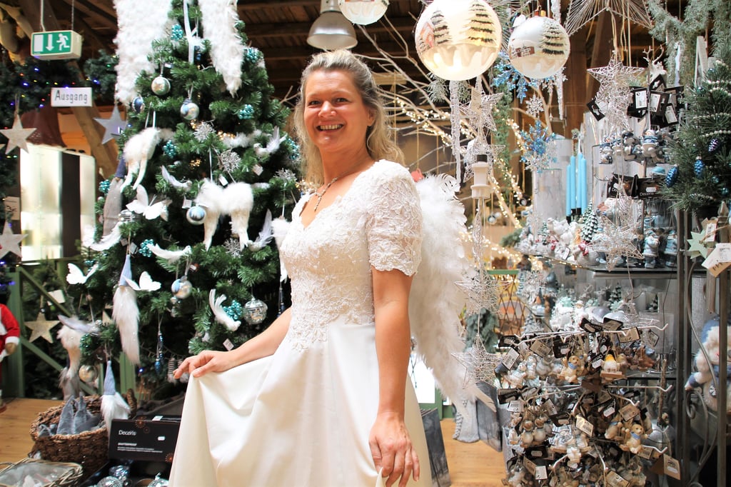 Im Engelskostüm begrüßte Alexandra Häder die Besucher am Eröffnungswochenende im Weihnachtsland.