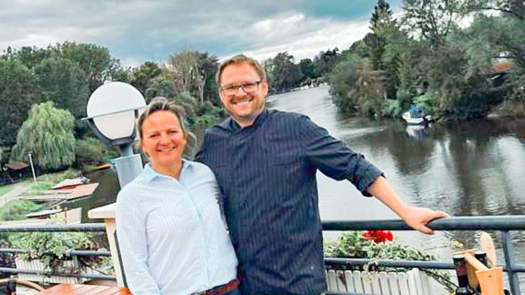 Kathrin und Maurice Tober auf der Terasse ihres Bootshauses.