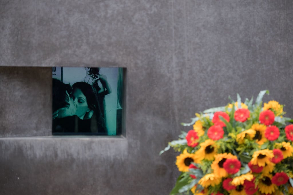 Ein Kranz steht vor dem Denkmal für die im Nationalsozialismus verfolgten Homosexuellen im Berliner Tiergarten. (Archivbild)