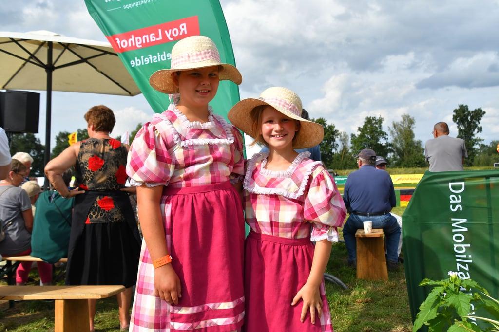 uise Heinecke (links) und Enna Stolle waren bei den Turnieren als Schleifenmädchen bei jeder Siegerehrung mit dabei.