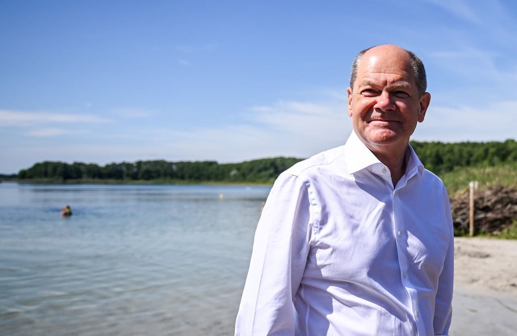 Bundeskanzler Olaf Scholz (SPD) steht an der Badestelle Wildenbruch am Seddiner See im Rahmen seiner Sommerreise durch seinen Wahlkreis.