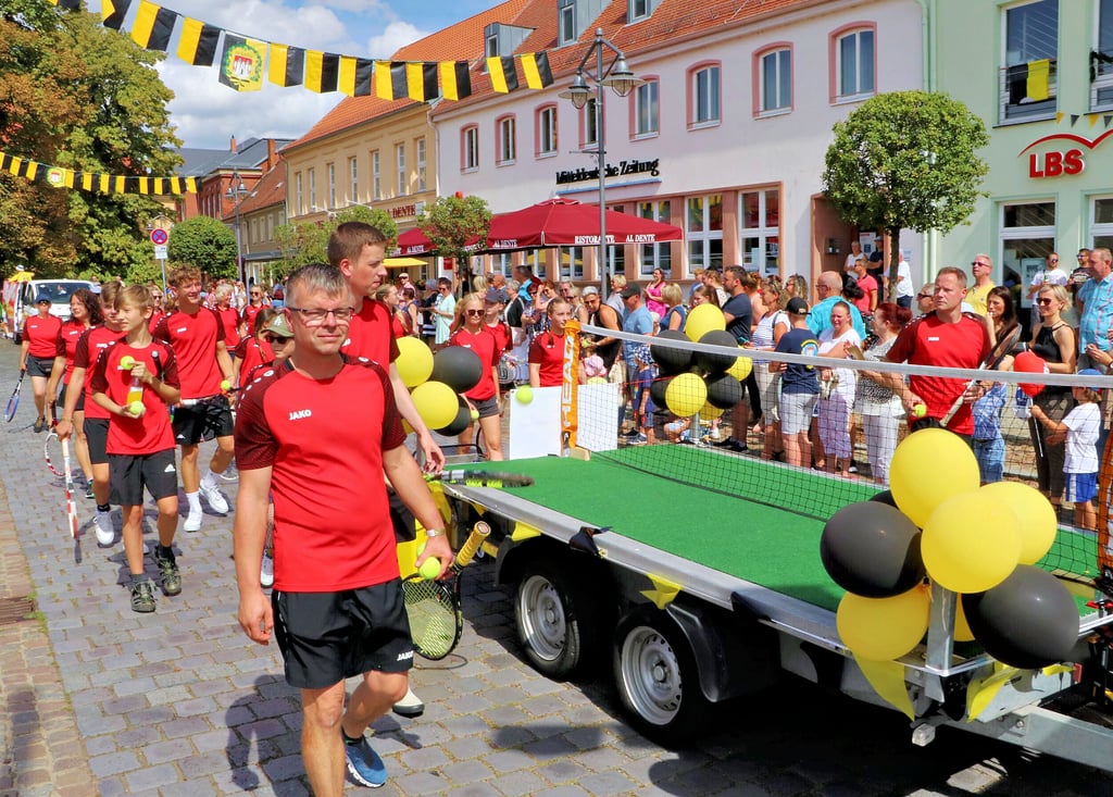 Tennis spielen können sie auch auf der Straße, wie Mitglieder vom Tennisclub Jessen im großen Festauszug am Sonntag gezeigt haben.