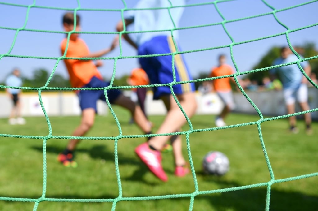 Ob Fußball, Eishockey oder Schwimmen: Sport im Verein macht Spaß. Ein Unfall dort ist aber nicht automatisch durch die Schülerunfallversicherung abgedeckt.