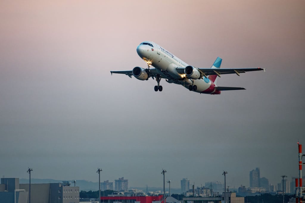 Eine Maschine der Fluggesellschaft Eurowings startet vom Flughafen Köln/Bonn.
