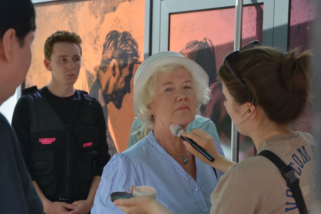 Wolmirstedterin Jutta Rosenbach hat sich spontan entschlossen, als Komparsin mitzuwirken. Wie für einen Spielfilm üblich durfte die Maske nicht fehlen.