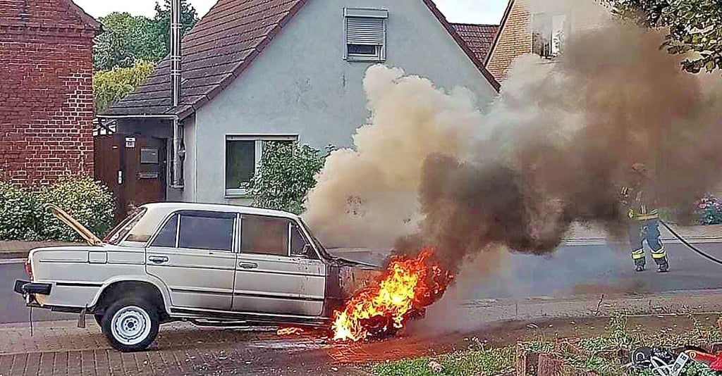 Ein nicht ganz alltäglicher Einsatz: Die Einsatzkräfte mussten in Derben einen in Brand geratenen Oldtimer mit Gastank löschen.